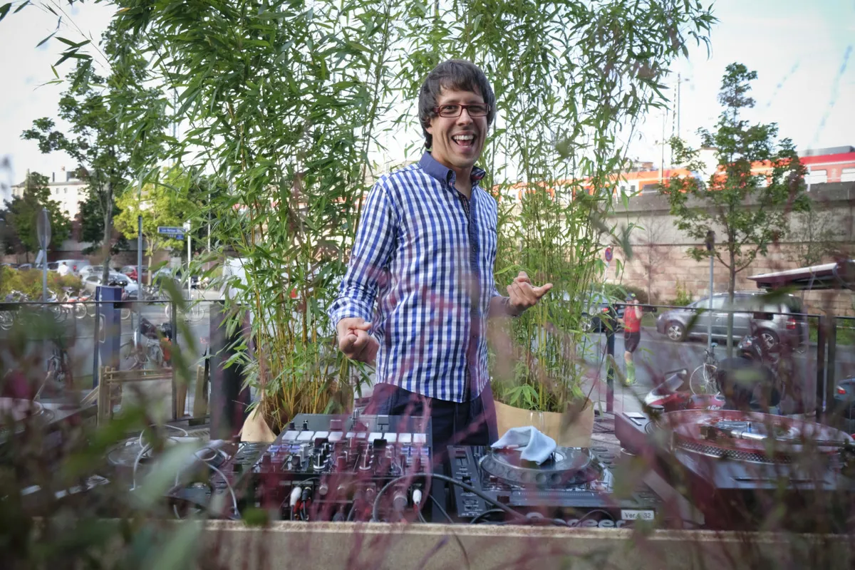 Deejay bei Hochzeit mit Party und Musik im festlichen Ambiente.